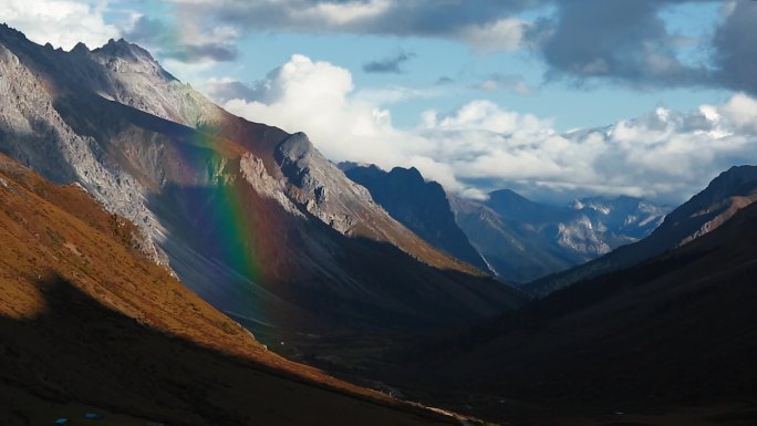 金秋季节西藏的大山和彩虹