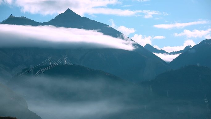 西藏然乌云雾笼罩的清晨