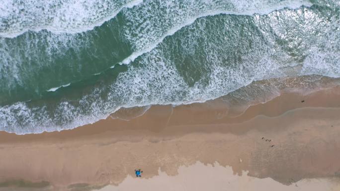 海岸视频俯拍深圳海边海水拍打沙滩