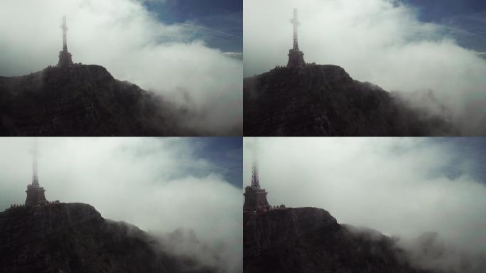 烟雾缭绕云中之巅十字架山顶