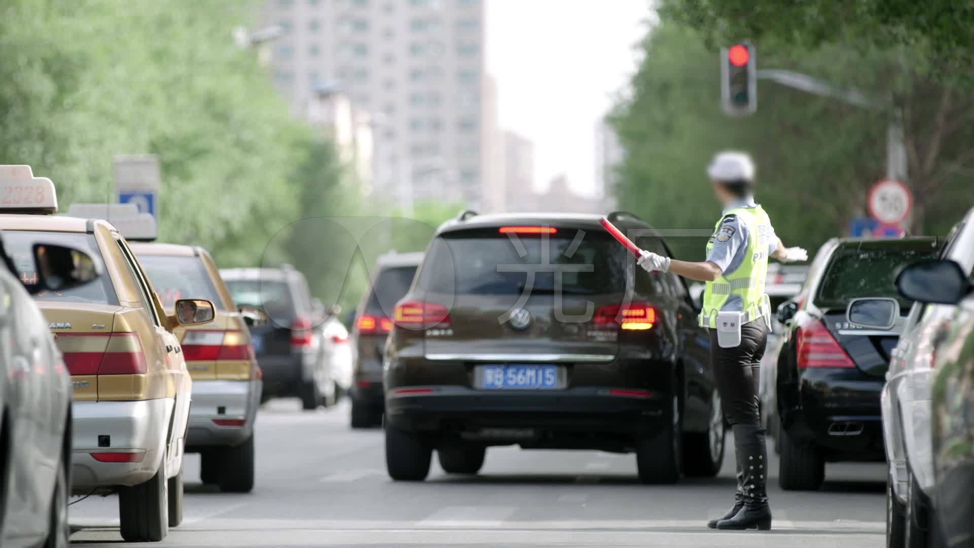 女交警指挥繁忙道路交通_3840X2160_高清视频素材下载(编号:4209171)_实拍视频_光厂(VJ师网) www.vjshi.com