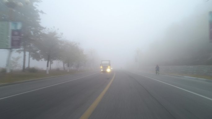大雾天乡村道路汽车
