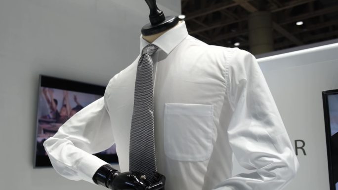 商场展厅内模特展示高档领带衬衫