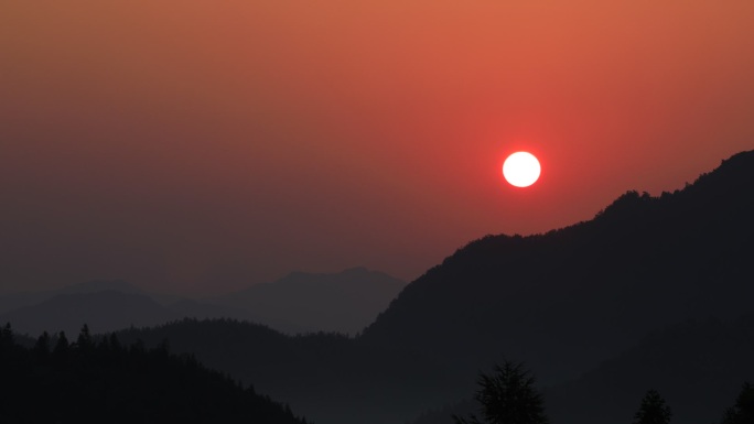 崇山峻岭日出