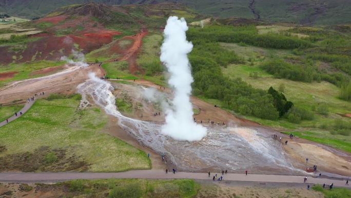 4K火山地热喷泉口航拍水花烟雾