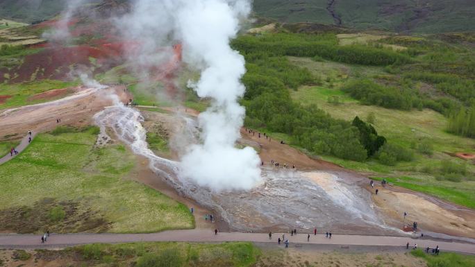 4K航拍火山地热爆发烟雾笼罩