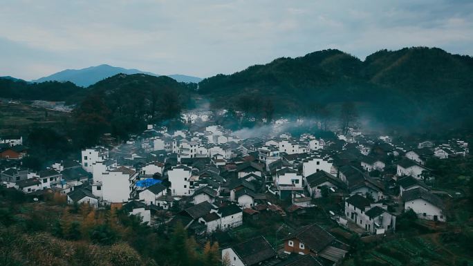 婺源山村深秋晨雾炊烟意境03