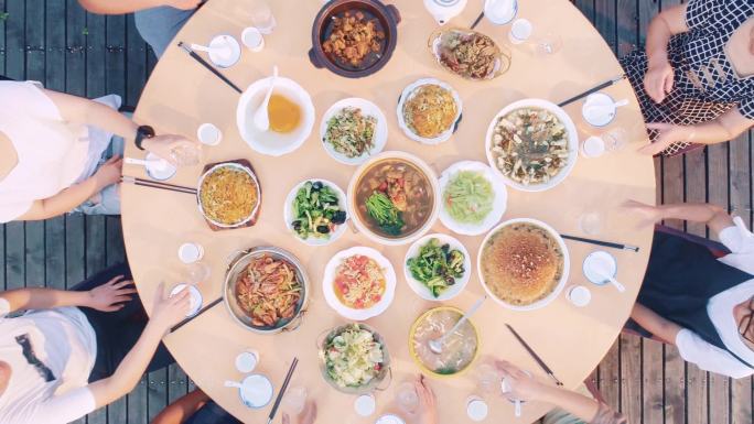 圆桌吃饭庆祝干杯美食聚餐节日