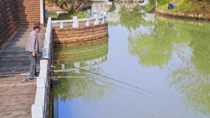 慢生活休闲垂钓、湖边钓鱼的老人