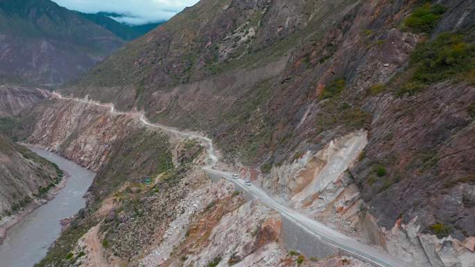4k航拍-丙察察怒江边上的山路和土石路面