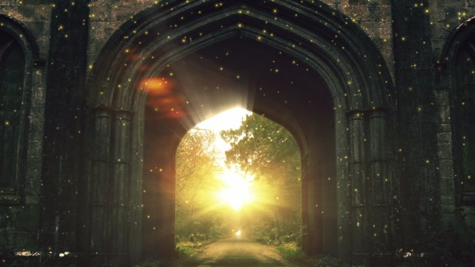 穿过城堡大门看到初升的太阳