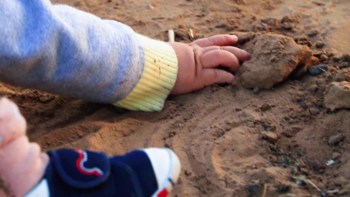 婴儿玩沙子探索认知