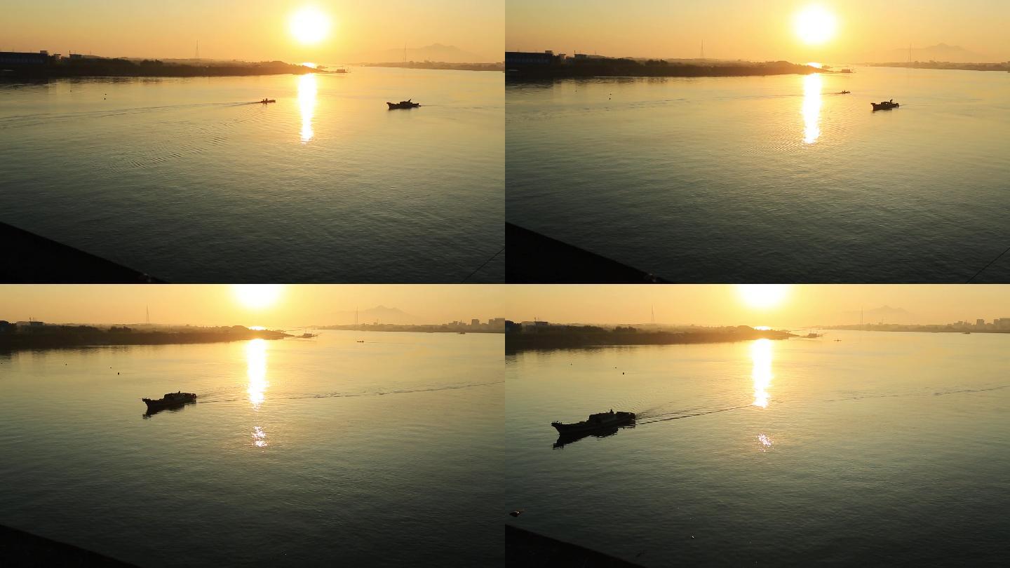 夕阳下江面上来往的小渔船