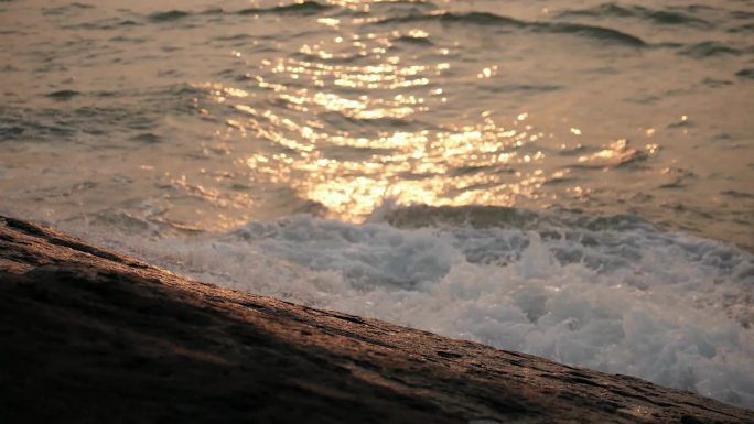 海边浪花逆光汹涌拍打海岸