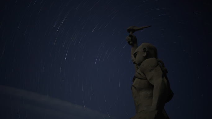 宁波舟山东极岛上的财伯公塑像旁，星轨延时