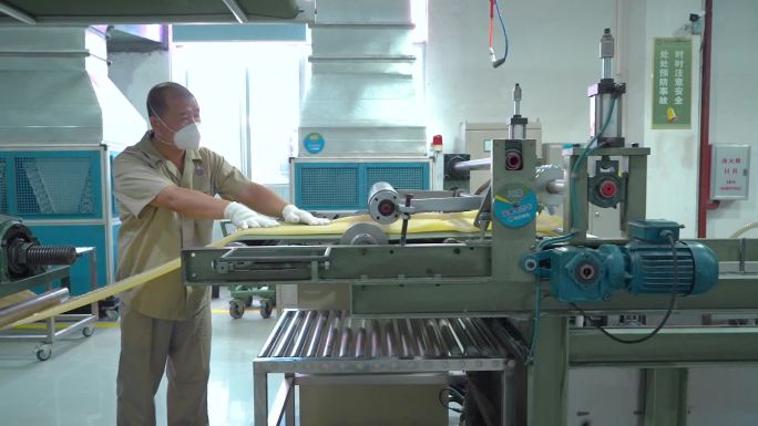 橡胶厂视频橡胶工厂复工碎胶清洗生产流程