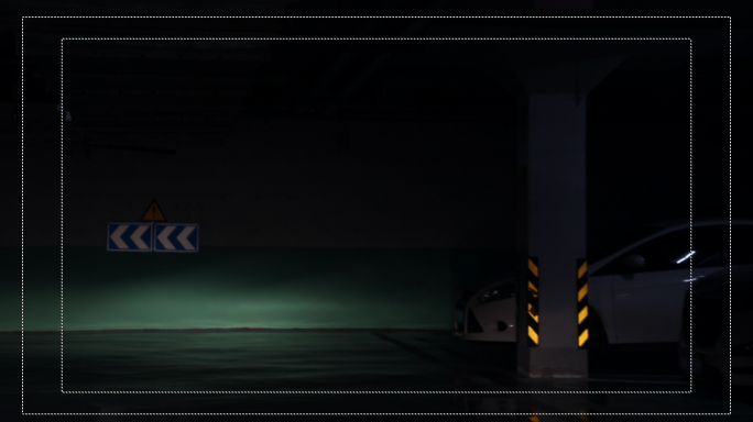 汽车驶入车库，晚上的车库