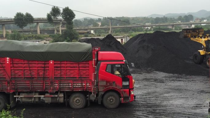 黑煤矿工地大货车装煤运输雨天作业