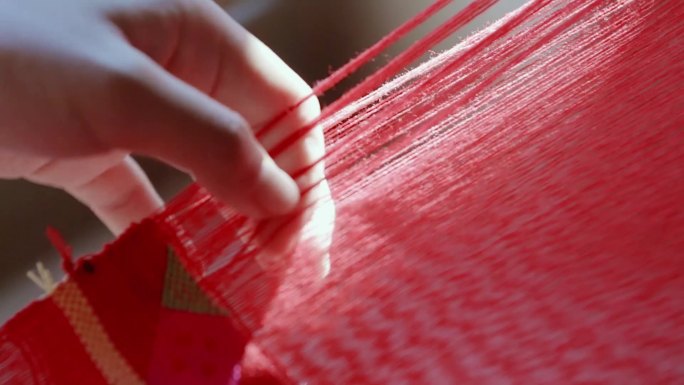 木结构的织布机和傣族织锦工艺