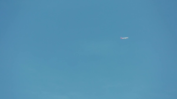 飞机在蓝天上交汇