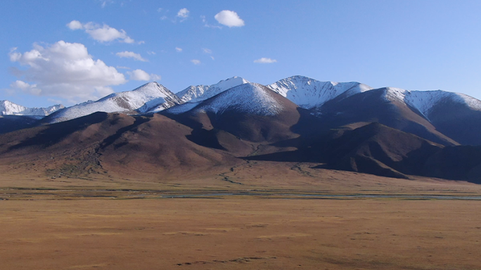 新疆雪山雅丹地貌