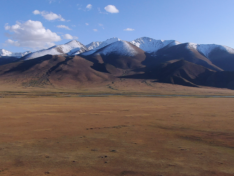 新疆雪山雅丹地貌