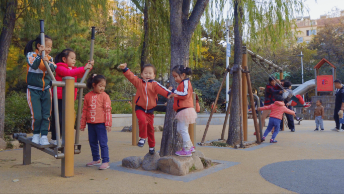 4K公园里玩耍的孩子-小朋友一起玩耍
