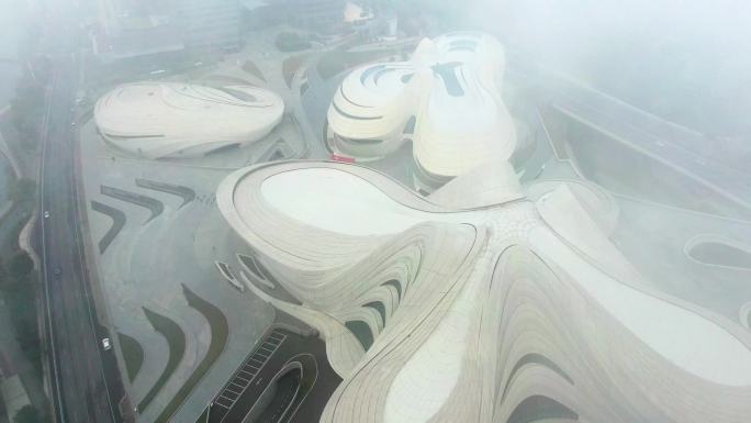 大雾中的文化艺术中心航拍4K