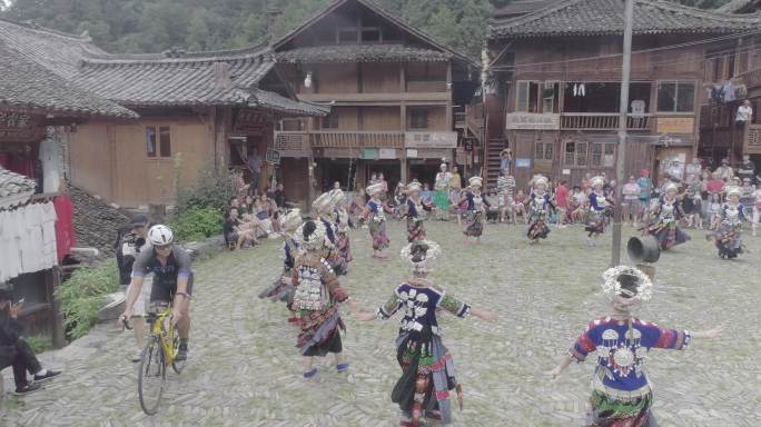 少数民族苗族姑娘跳舞
