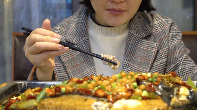 4K烤鱼美食-碳烤鱼-吃鱼