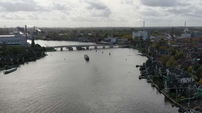 荷兰运河船舶通过吊桥