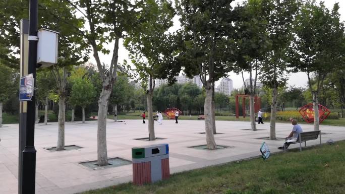 公园广场休闲锻炼的人们