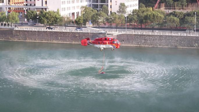 实拍直升机打水救援