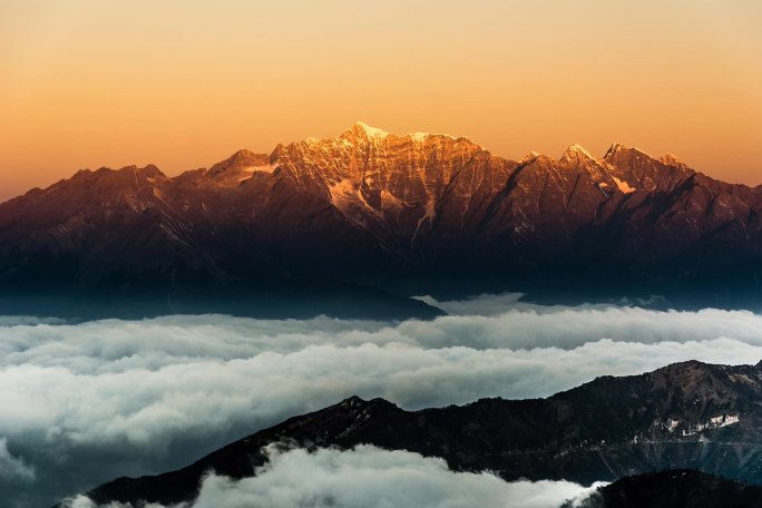 日照金山