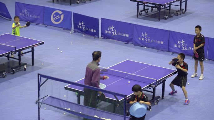 4K-学生乒乓球练习
