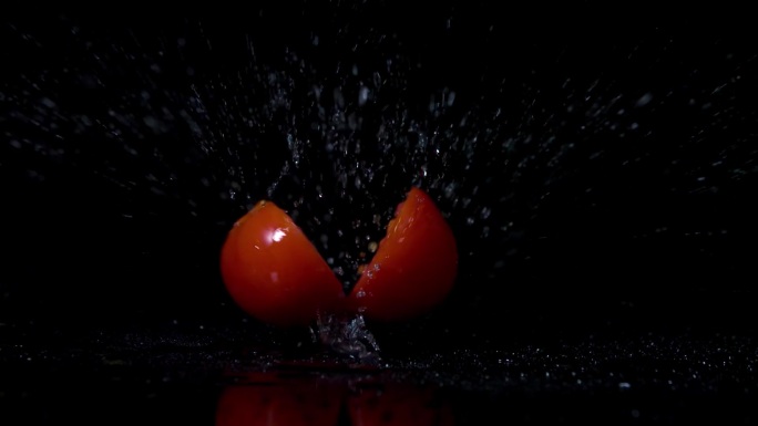 实拍慢动作升格切开的番茄落下