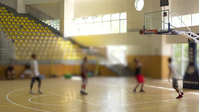 大学室内篮球场激烈篮球比赛