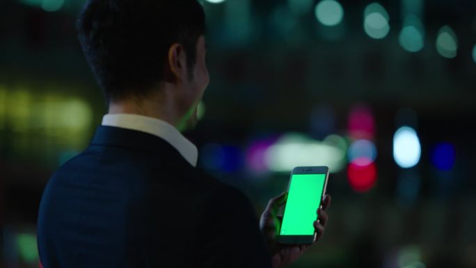 男性使用手机绿屏