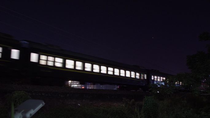 晚上的火车-火车-绿皮火车