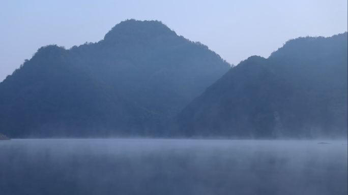 湖边意境晨雾
