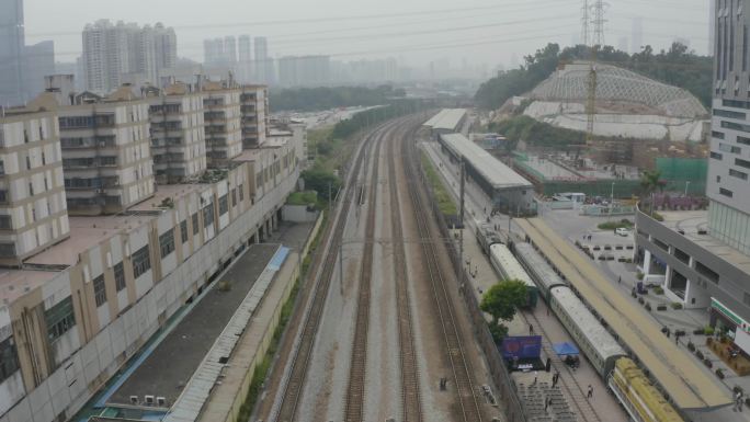 深圳工业站绿皮火车和高铁动车