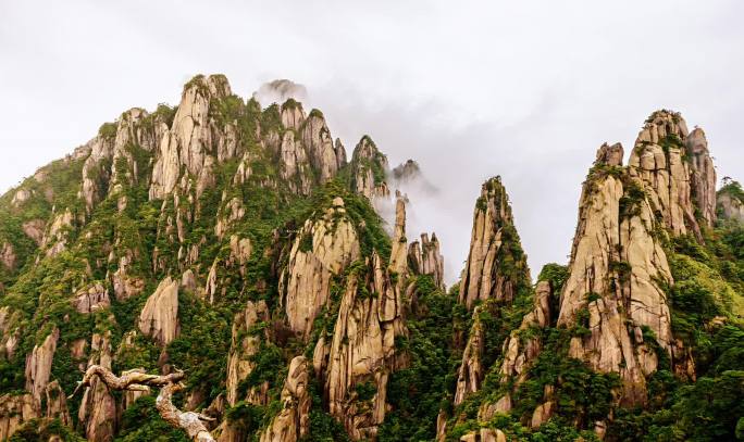 山峰山峦层叠