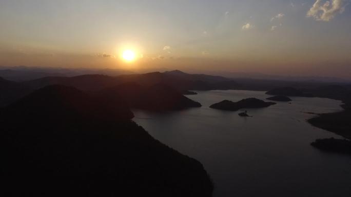 夕阳照射湖泊万亩平地航拍