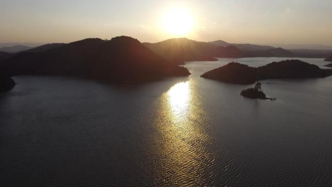 夕阳照射湖泊航拍