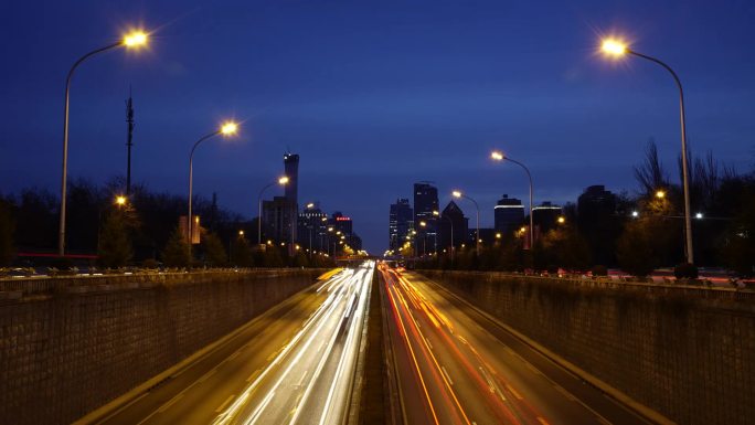 北京三环夜景车水马龙路灯亮起延时