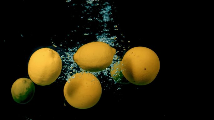 柠檬橙子落入水中广告素材