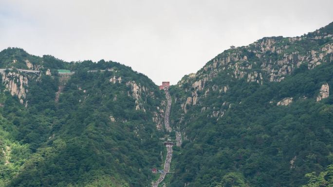 泰安东岳泰山十八盘全景蓝天白云绿树景点