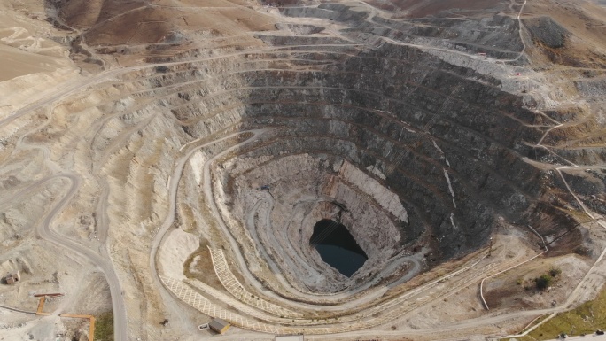 新疆可可托海三号矿坑航拍