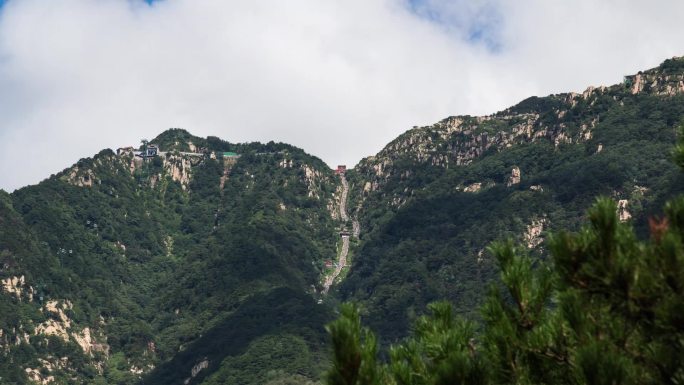 泰安东岳泰山十八盘全景蓝天白云绿树景点