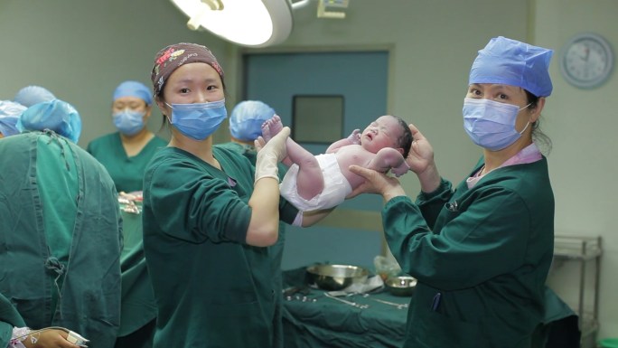 救护车紧急接生孕产妇抱婴儿